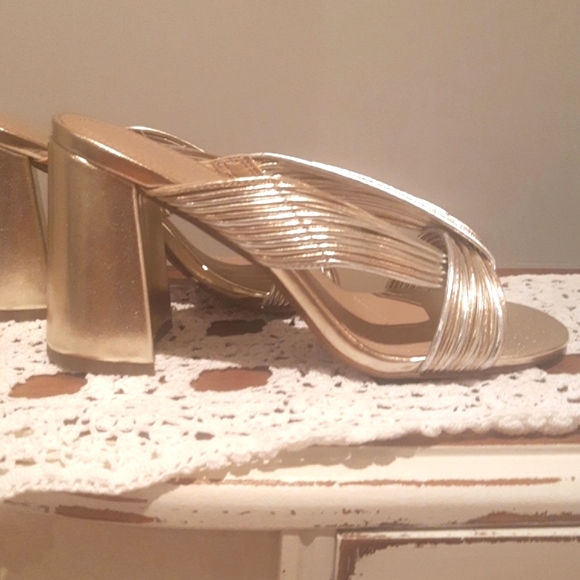 NEW CHARLES DAVID sandals - Picture 2 of 5